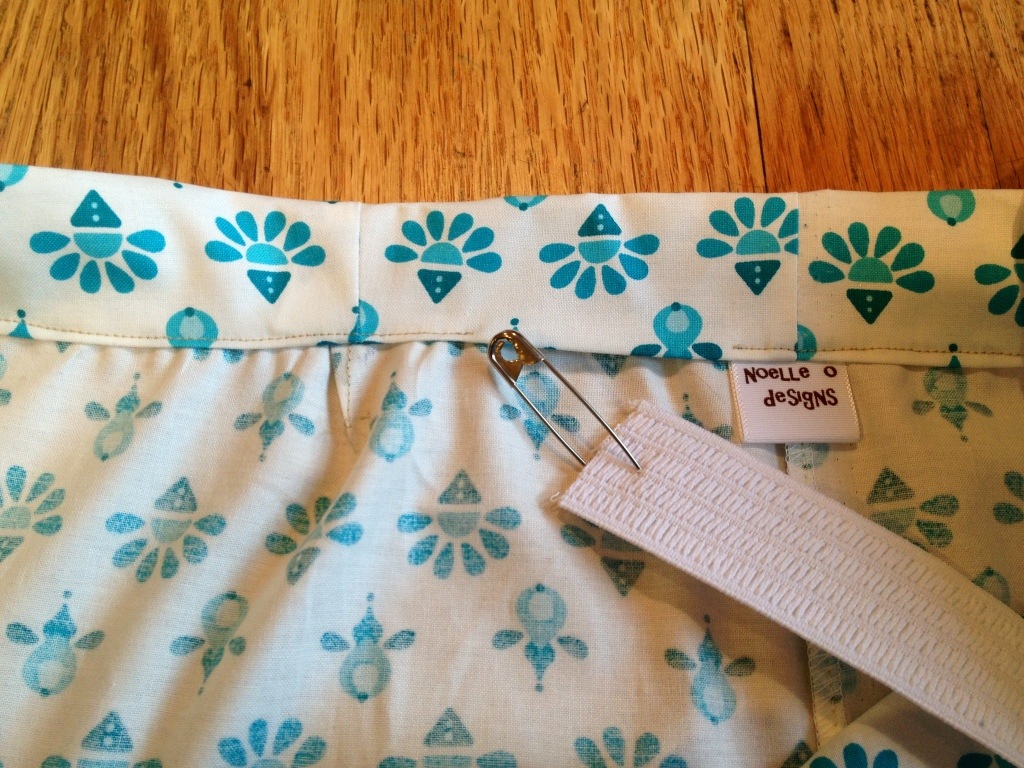 use a safety pin to guide elastic, skirt tutorial elastic waistband